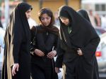 ईरान की महिलाएं पहन रहीं मर्दों के कपड़े, कटवा रहीं छोटे बाल