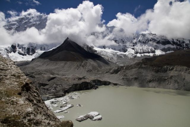 पिघलते ग्लेशियर्स से बन रही विनाशकारी झीलें, नेपाल ने खाली किया पानी