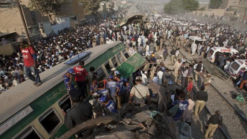 पाकिस्तान में ट्रेनों की भिड़ंत, 17 की दर्दनाक मौत