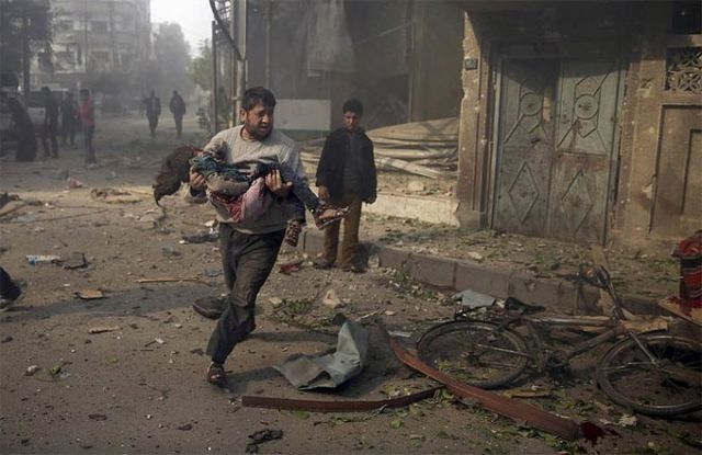 सीरिया: भीड़भरे इलाके में किये गए हवाई हमले में 23 की मौत