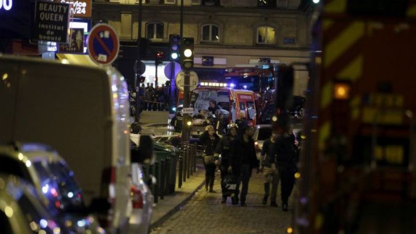 पेरिस हमला: 3 आतंकी टीमों ने किया था हमला, संदिग्ध पकड़ाए