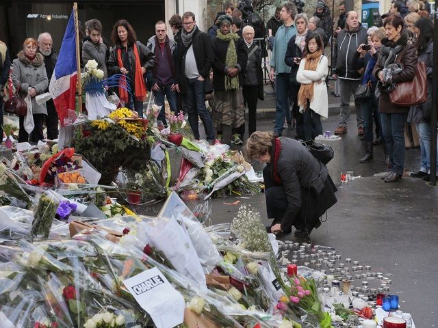 पेरिस हमला : जब विशेष श्रद्धांजलि सभा में एक अफवाह से मच गई भगदड़