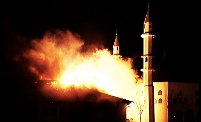 गुस्साए प्रदर्शनकारियों ने मस्जिद में लगाईं आग