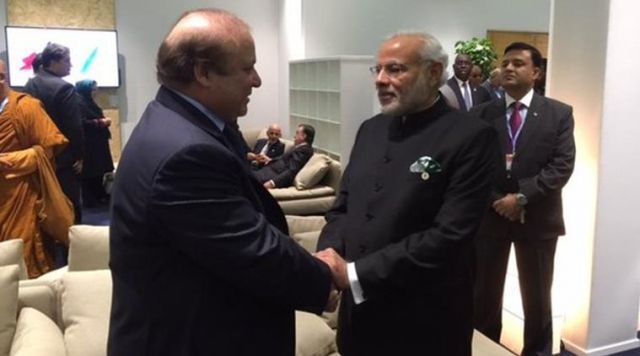 पेरिस में भारतीय प्रधानमंत्री मोदी ने नवाज शरीफ से की मुलाकात
