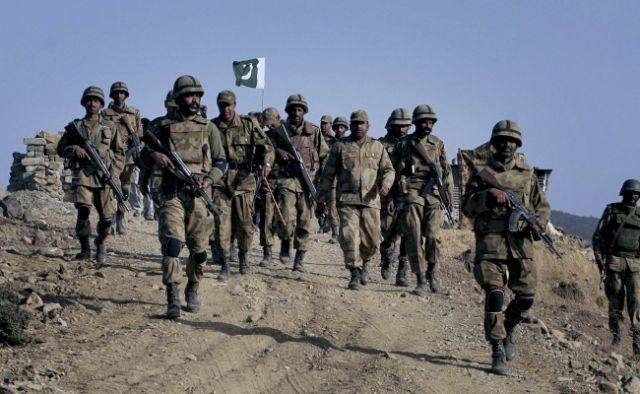 सीमा पर तैनात किये पाकिस्तानी सैनिक