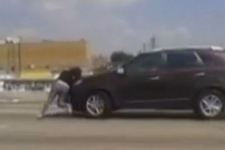 प्रेग्नेंट महिला को कार से घसीटने का चौंकाने वाला मामला सामने आया