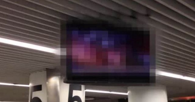 एयरपोर्ट पर लगी टीवी स्क्रीन पर अचानक से चलने लगी पोर्न फिल्म