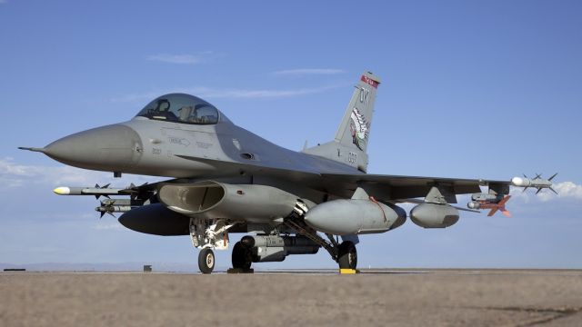 अमेरिका ने पाकिस्तान को मुहैया करवाए एफ - 16 विमान