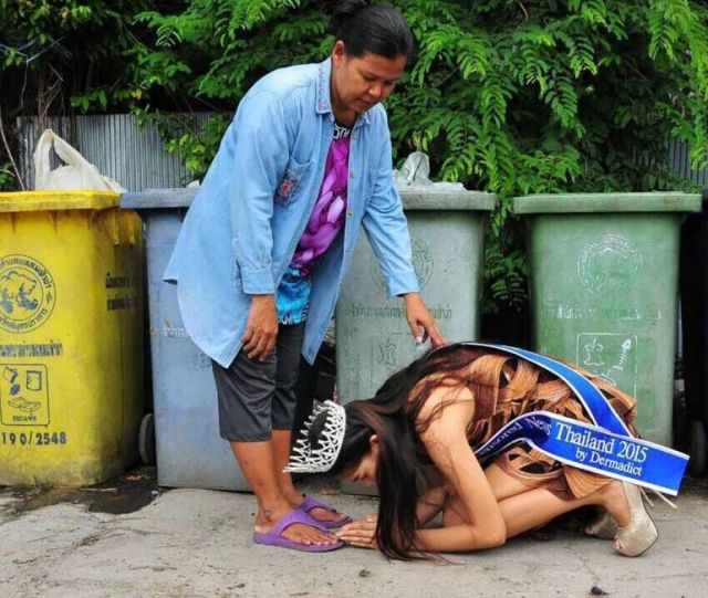 कचरा चुनने वाली की बेटी बनी मिस थाइलैंड, माँ के कदमों में रखा ताज
