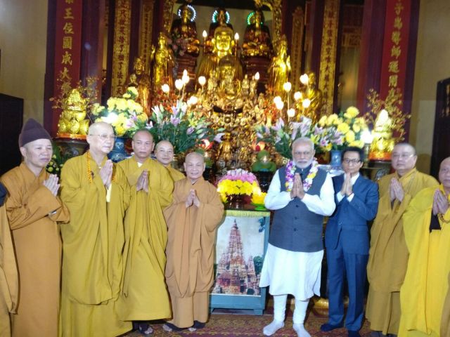 बौद्ध मंदिर पहुंचे PM मोदी, दिया शांति का सन्देश