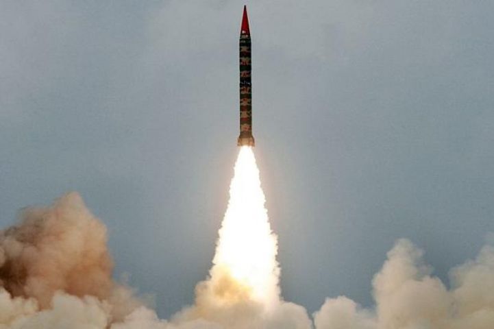 उत्तर कोरिया को परमाणु हथियार दे रहा पाकिस्तान