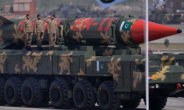 आतंकियों से नहीं सेना से है पाकिस्तान के परमाणु हथियारों को खतरा