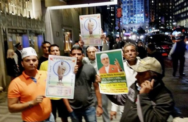 भारतियों द्वारा मोदी के खिलाफ UN मुख्यालय के बाहर प्रदर्शन