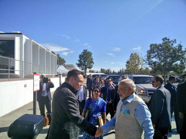 PM मोदी कैलिफोर्निया के टेस्ला मोटर्स ऑफिस पहुंचे, जकरबर्ग के साथ टाउनहॉल में लेंगे हिस्सा