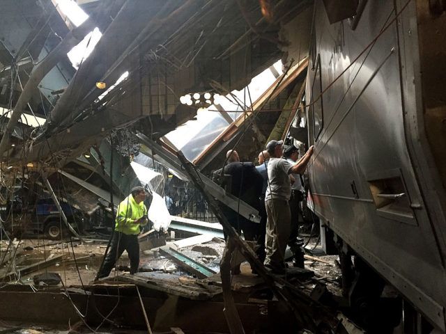 न्‍यूजर्सी के होबोकेन स्‍टेशन की ट्रेन दुर्घटना में तीन मरे, सौ घायल