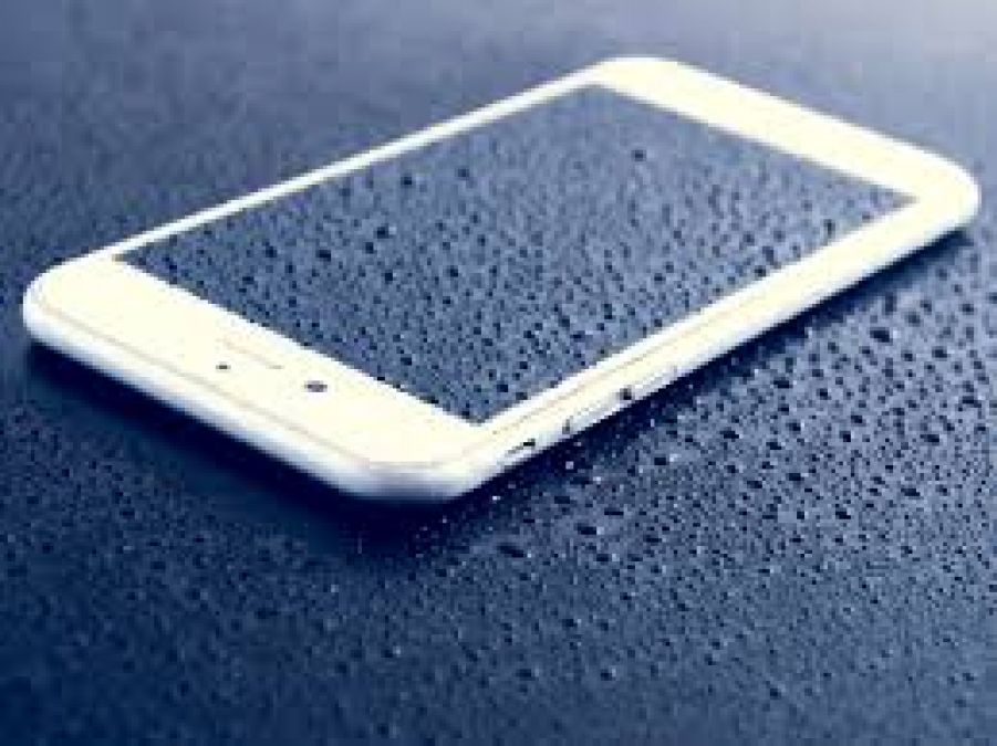 इन लोकप्रिय स्मार्टफोन्स को बारिश में हो सकता है भारी नुकसान
