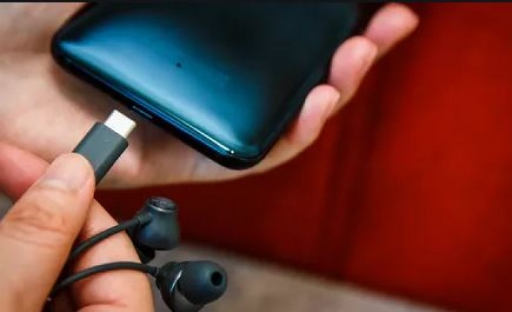 These two big companies are planning not to provide charger with phone