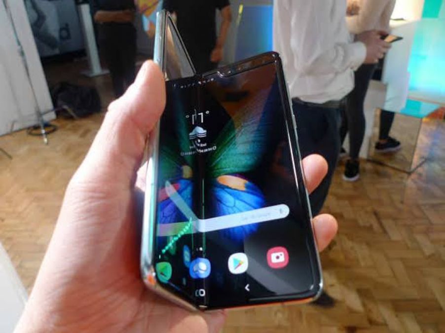 Samsung Galaxy Fold available online, see features