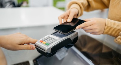 चाहे आपके पास हैंड कार्ड हो या डेबिट कार्ड, मशीन पर दिखाने पर भुगतान तुरंत हो जाएगा!