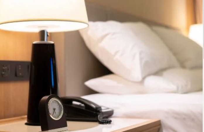 There may be a spy camera installed in the hotel room, these 8 ways will reveal it
