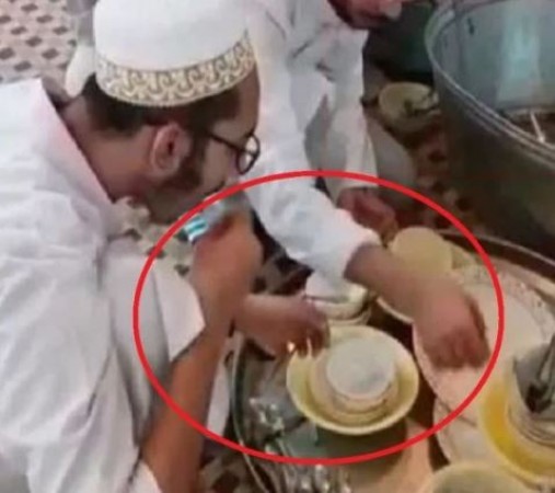 Know the truth behind video showing Muslims licking plates to spread coronavirus