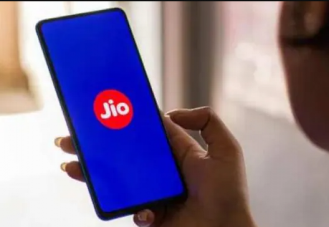 ग्राहकों के लिए बड़ी खबर, अब WhatsApp से भी रिचार्ज कर सकते है Jio प्रीपेड