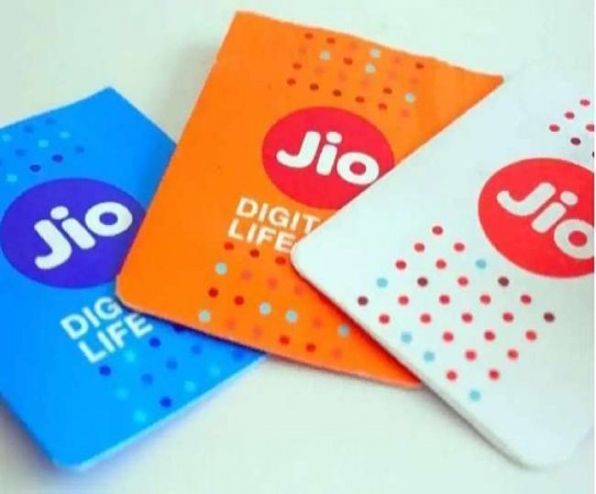 In October, so many lakh users, Airtel and VI associated with JIO were also beaten
