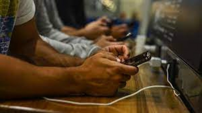 People charging phones in public places should be careful, government warns - cyber attack may occur
