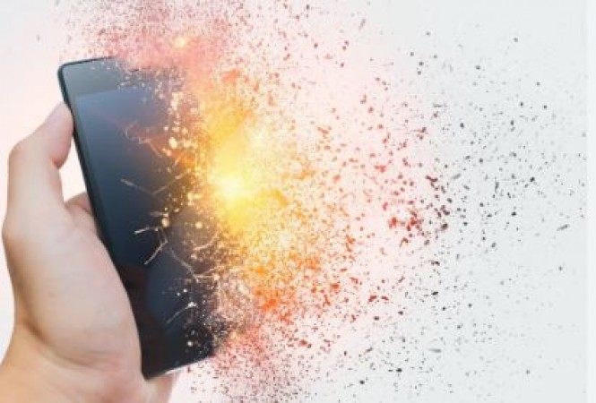 Do not charge your phone in this manner even by mistake, it may explode like a bomb