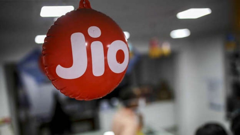 Reliance Jio network added 17.6 lakh new customers, while Airtel and Vodafone Idea lost customers