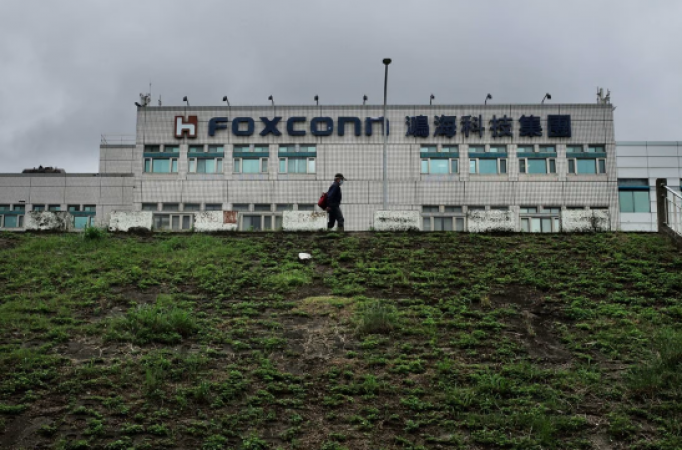 Labour's exodus hits iPhone capacity in Foxconn