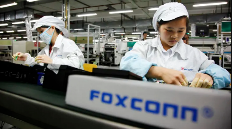 Foxconn iPhone factory offers incentives for employees to stay longer