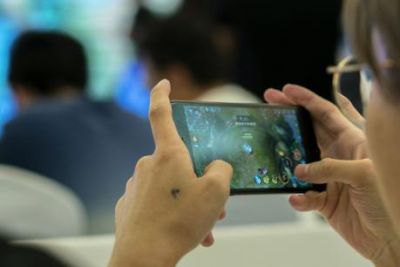 Women turn blind while playing game online in mobile