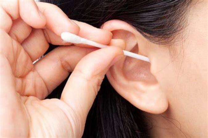 Do you also clean earwax with earbuds? Adopt these safe methods instead
