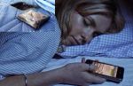 सोते समय मोबाईल फोन रखना बन सकता है खतरा