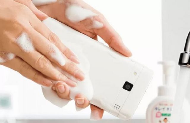 स्मार्टफोन जिसे आप धो पाएंगे साबुन से...