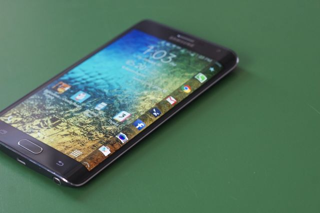 ई कॉमर्स साइट पर Galaxy Note Edge और Nexus 5X मिल रहे है सस्ते