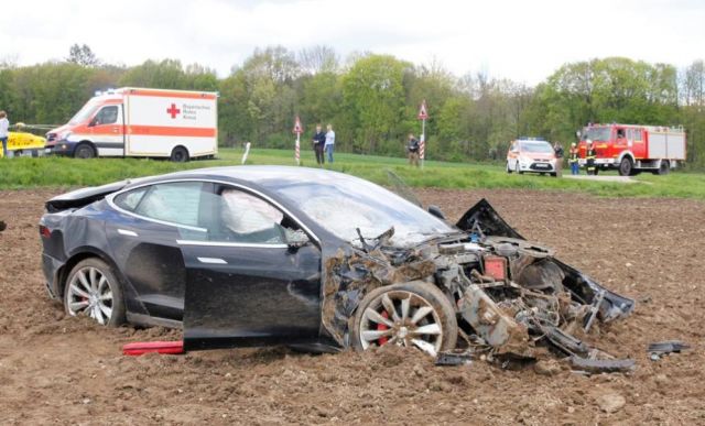 Tesla test model 'S' crashed !
