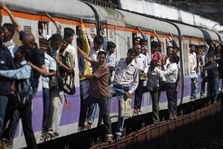 मुंबई लोकल ट्रेन यात्रियों के लिए आया मोबाइल टिकटिंग ऐप