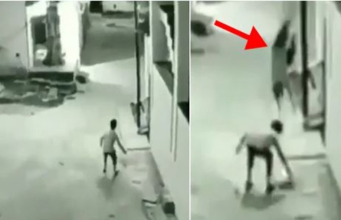 Video: भगवान का चमत्कार!, छत से गिरा बच्चा लेकिन नहीं आई खरोंच