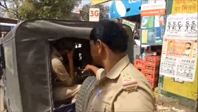 Video : पुलिस जीप में बियर पीते नजर आए UP पुलिस के जवान