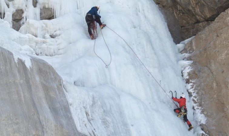 Frozen Waterfall पर की गई है 35 लाख रुपये की शूटिंग