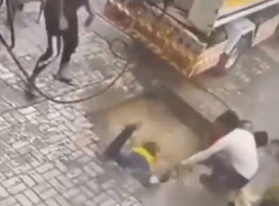 Video: अचानक फ़टी धरती और एक के बाद एक लोग गिर गए अंदर