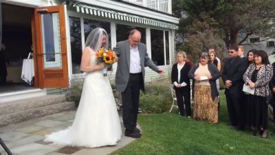 Video : शादी में पिता ने दिया ऐसा सरप्राइज कि बेटी की आँखें भर आयी