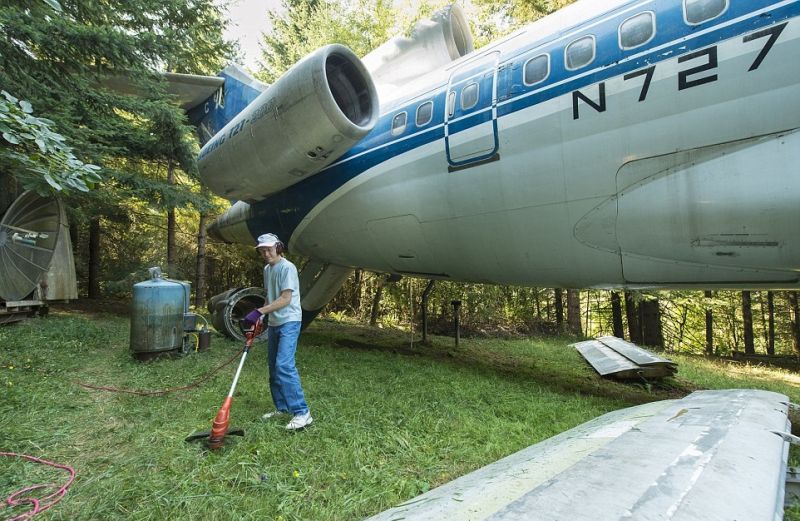 शांत माहौल पाने के लिए एयरक्राफ्ट इंजीनियर ने जंगल में हवाई जहाज़ को बना लिया अपना दूसरा घर