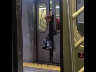 मेट्रो के दरवाजे में फंसा महिला का सर, किसी ने नहीं की मदद