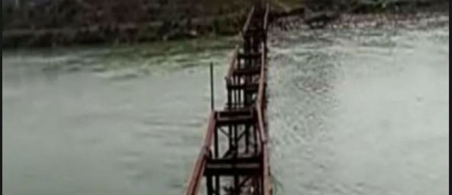 Thieves steal 60 feet long bridge weighing 20 tons, people remember Special 26 movie