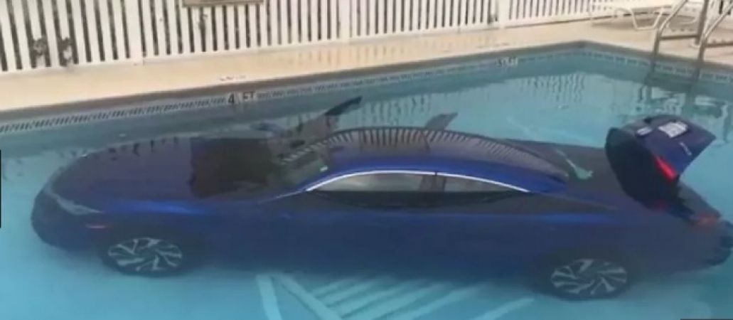 स्विमिंग पूल में कार पार्किंग करके चली गई महिला, गाड़ी के अंदर था पति और बच्चा