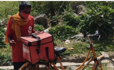 Teacher arrives to deliver food on bicycle in kadakati dhoop, internet users give lakhs of rupees in 3 hours