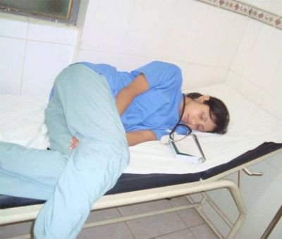Photos : दुनिया भर के डॉक्टर्स की सोते हुए तस्वीरें हो रही हैं वायरल
